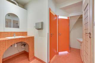 Хостелы Hostel George Сопот Двухместный номер с 2 отдельными кроватями и общей ванной комнатой-4